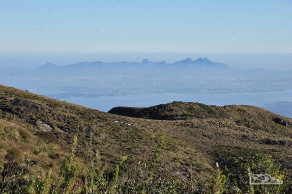 A baía da Guanabara, a cidade do Rio e o maciço da Tijuca vistos do alto da Serra dos Órgãos, no Rio de Janeiro.